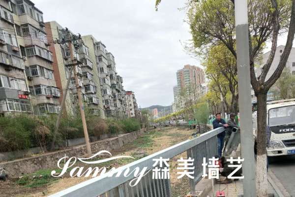 河北承德双桥区街道镀锌管护栏改造仿木纹漆施