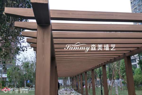 成都新都区桂湖镇海伦国际广场钢构廊架仿木纹