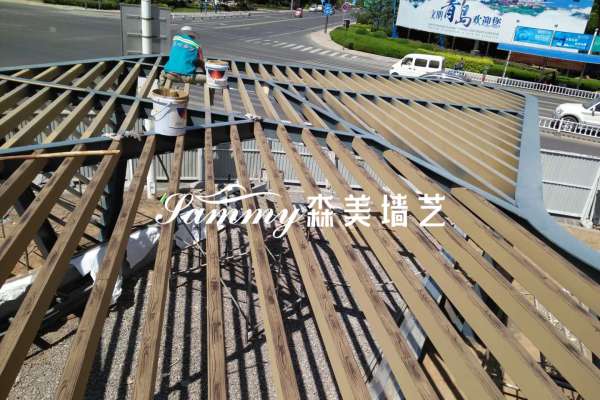青岛胶州市时代国际中心钢构造型廊架木纹漆施