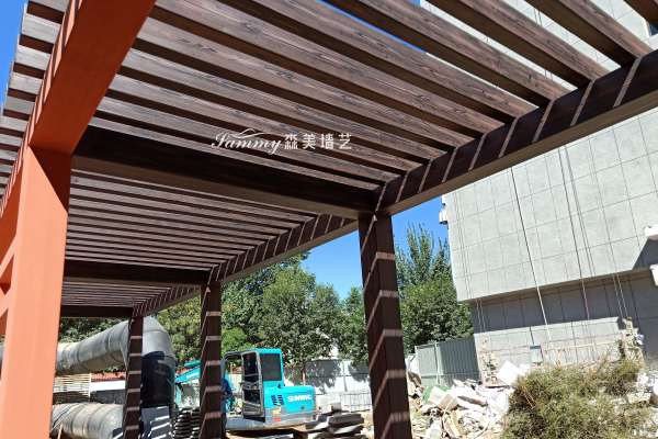 山西经济管理干部学院钢构廊架仿木纹漆施工