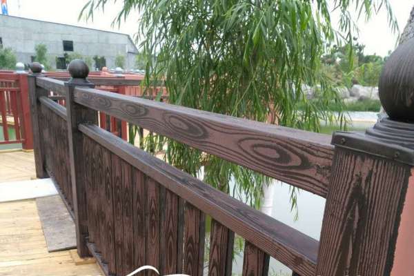 山东省龙口市儿童乐园栏杆木纹漆施工