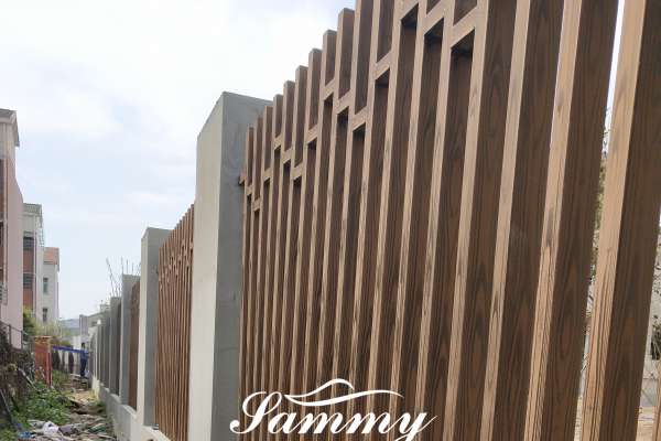 湖北武汉新洲区钢构护栏做仿木纹漆施工
