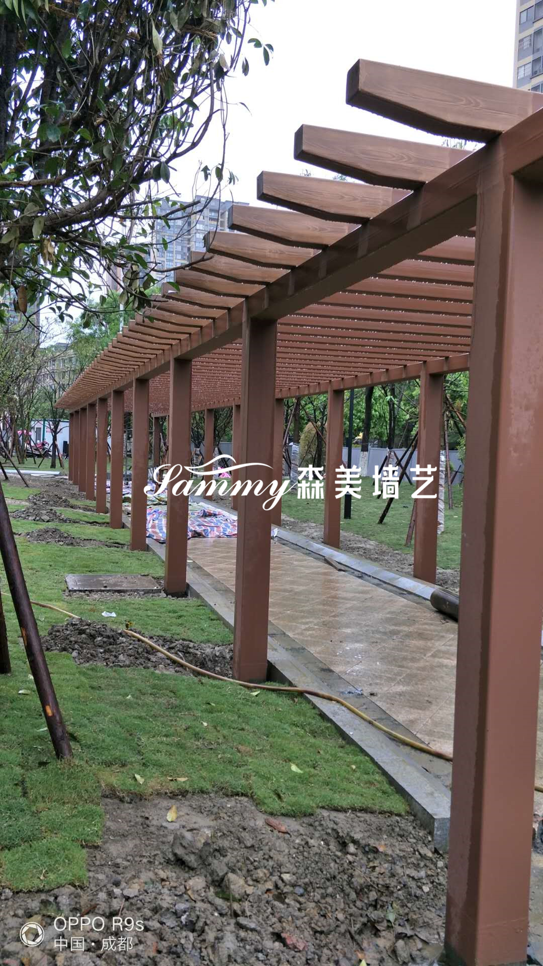 成都新都区桂湖镇海伦国际广场钢构廊架仿木纹